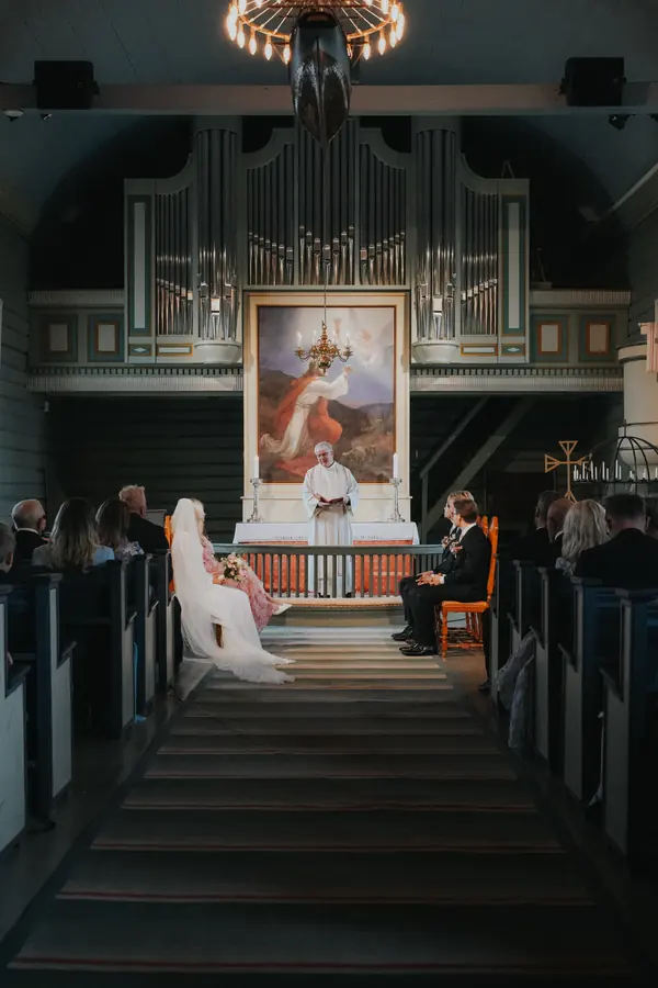 Vielsen sett gjennom midtgangen i kirken.