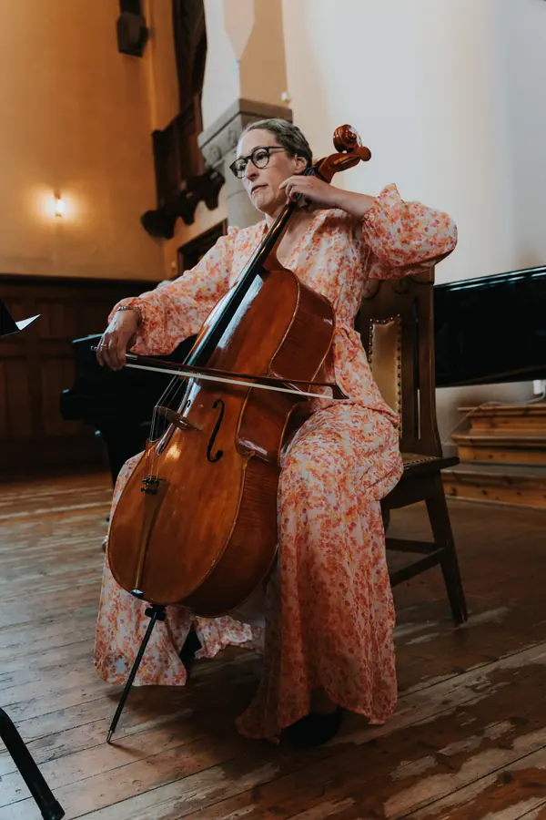 Cellist spiller under vielsen.