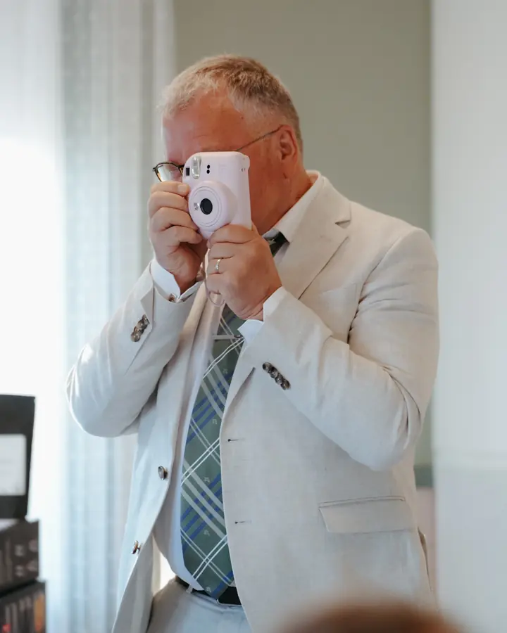 Bryllupsgjest fotograferer med et instantkamera.