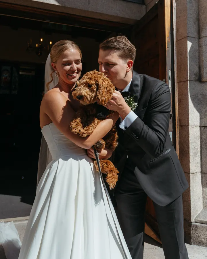 Brudepar ler sammen med hunden sin.